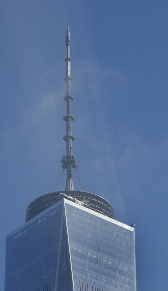 美国纽约世界贸易中心“双子大厦”现神奇自然光束