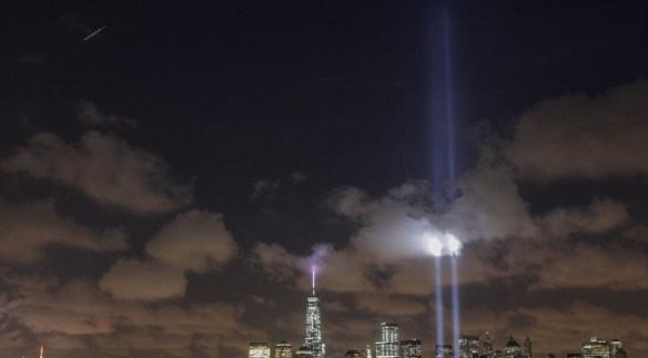 这个自然光束与“911周年祭”的巨大光束相似