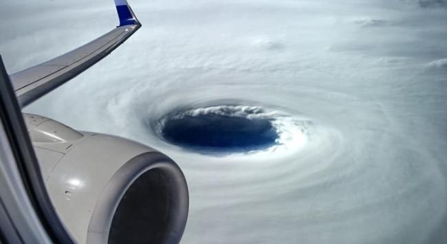 台湾工程师乘坐飞机经过越南上空拍摄到犹如黑洞的风眼