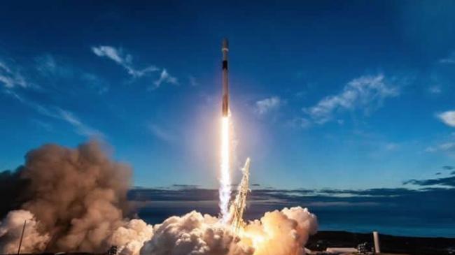 搭载10颗第二代铱星系统卫星的“猎鹰9”号运载火箭发射升空