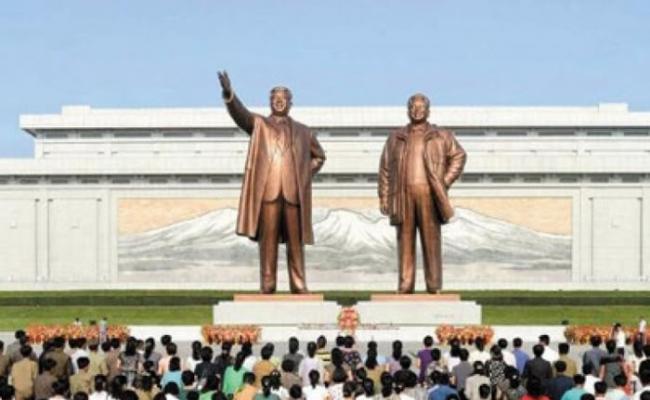 朝鲜国民损毁或沾污领导人的铜像被视为重罪。