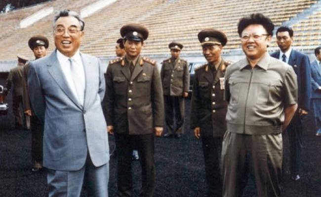 朝鲜民众自少灌输敬重金氏领袖思想，图为已故领袖金日成（左一）及金正日（右一）。（资料图片）