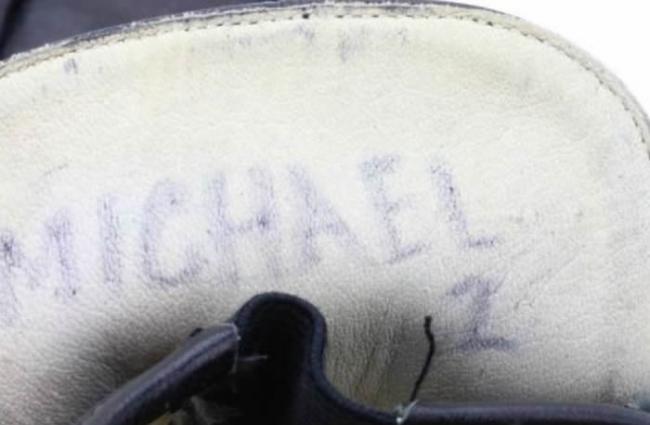 流行音乐之王迈克尔・杰克逊首次展示“太空步”时穿的皮鞋将在美国拍卖