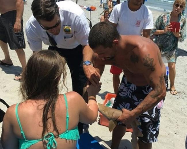 美国佛州女泳客被小铰口鲨咬住手臂不放 要连带鲨鱼一起送医院治疗