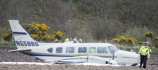 英国私人飞机出故障紧急迫降农田