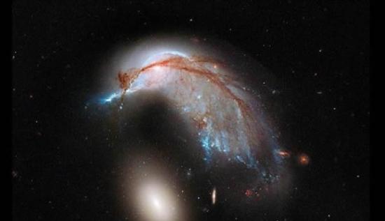 美国宇航局的哈勃太空望远镜拍摄的一幅令人吃惊的照片，展示两个星系撞击的壮观景象。照片中的两个星系一个酷似企鹅，一个则好像企鹅保护的蛋