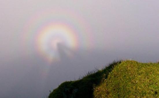 英国登山员山姆在斯诺登峰上，惊喜地见到了“环形彩虹”。