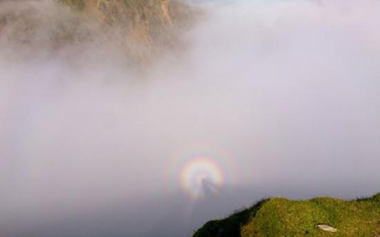 “环形彩虹”的出现对太阳相对高度、薄雾浓度、空气湿度要求都很高。