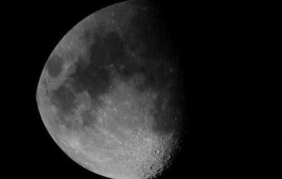 自制天文望远镜拍摄的月球