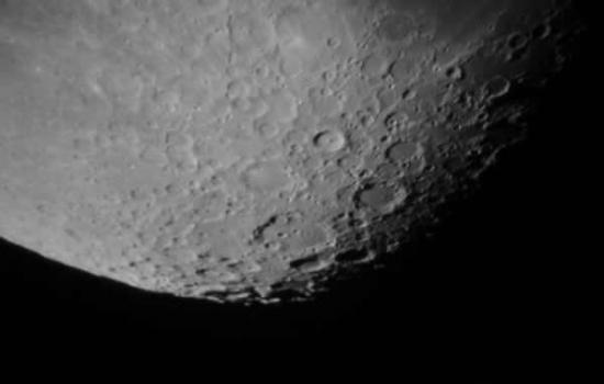 用自制望远镜拍摄的月球表面