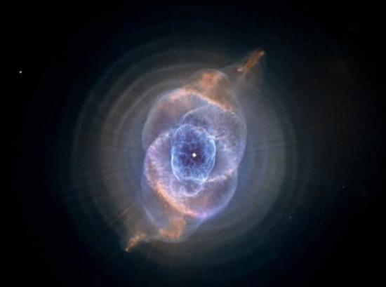 天文学家经常将形状奇特的星系和星云与动物联系在一起，例如照片中的猫眼星云