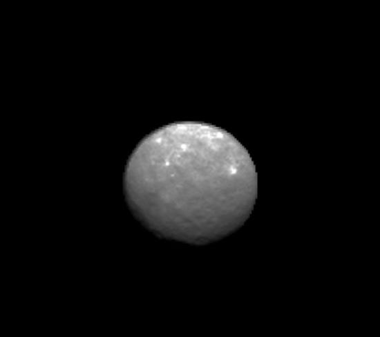 “黎明号”距离谷神星14.5万公里处拍摄的更为清晰的画面。