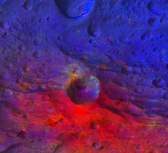 “奥皮亚”环形山的伪彩色照片，从图中可以看出灶神星上这座环形山的地质细节。