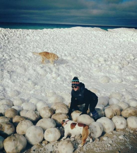 美国密歇根北部地区发现数百个巨型冰球
