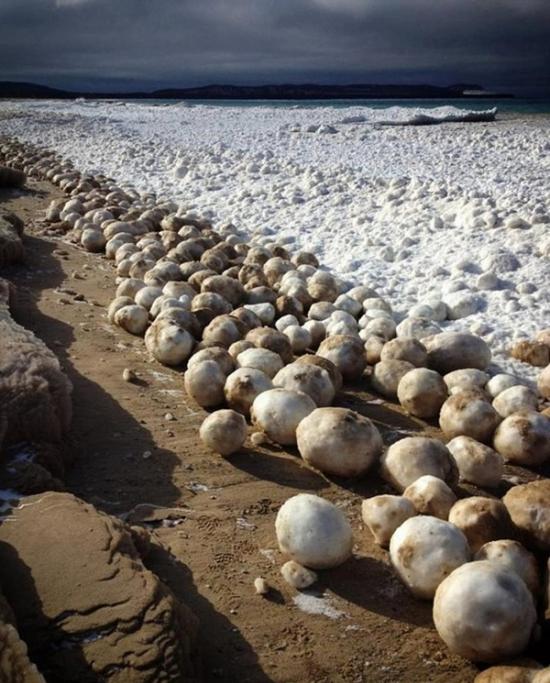 美国密歇根北部地区发现数百个巨型冰球