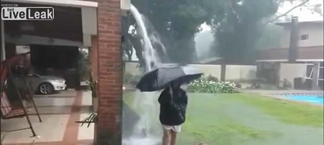 阿根廷12岁男童雨中耍玩遭闪电击中幸无恙