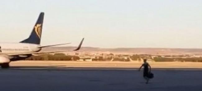 西班牙马德里国际机场男子错过登机 跑道狂奔追飞机
