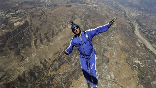 美国跳伞好手Luke Aikins没背降落伞从7620公尺高空一跃而下