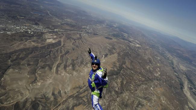 美国跳伞好手Luke Aikins没背降落伞从7620公尺高空一跃而下