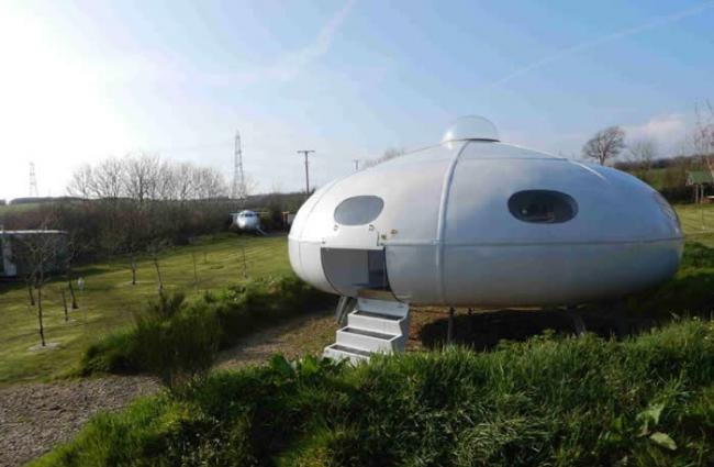 英国威尔斯推“飞碟度假屋” 让你住在里面静待外星人降临