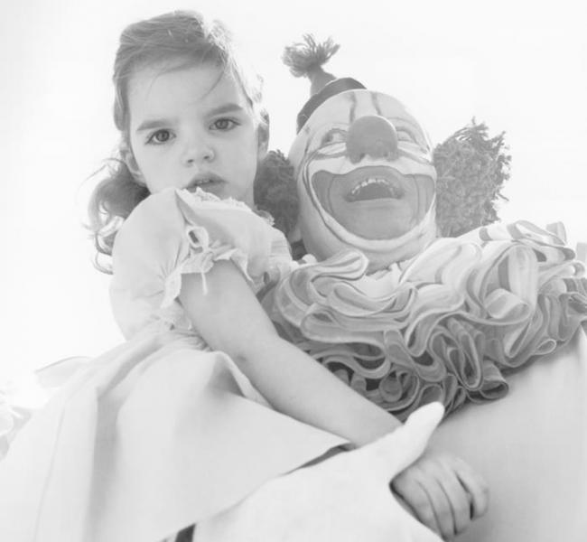 可爱?可怕?图为美国女演员及歌手Liza Minnelli小时候于好莱坞一场儿童复活节派对中和小丑Bozo the Clown合影。 PHOTOGRAPH BY