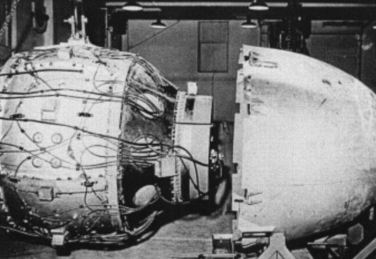 原子弹“胖子”组装画面，它于1945年8月9日被空投到长崎