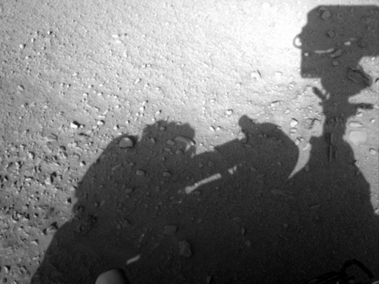 美国NASA公布的最新照片可以看到好像有一个人影在火星上维修“好奇号”
