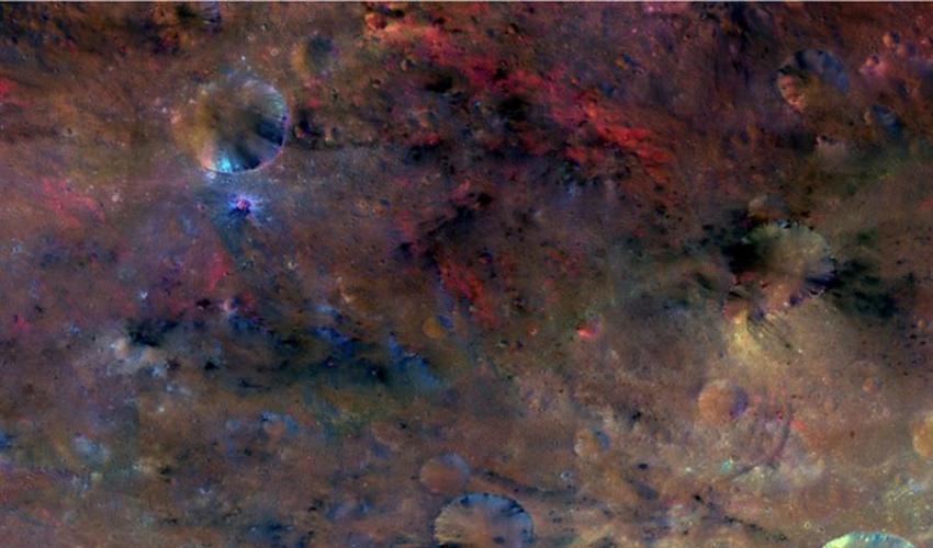 灶神星伪彩照片。科学家可以从不同的颜色中分辨出灶神星表面的物质构成。