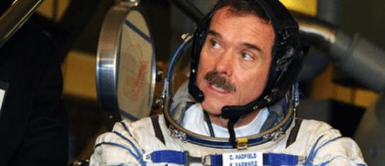 加拿大宇航员哈德菲尔德去年退役。他在空间站弹唱老歌，让他在网络上走红。