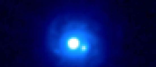 哈勃空间望远镜拍摄的B0218+357引力透镜效应图像，可以看到两个分开的像，彼此相隔约1/3 弧秒。这张图像中也可以看到前景的漩涡星系，这个星系的引力弯曲了后