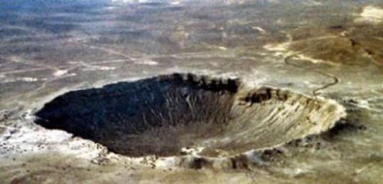 这是美国亚利桑那州著名的陨石坑。它直径大约1公里、深200米，是5万年前由一颗直径40米的陨石撞击形成的。