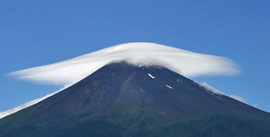 8月11日上午富士山上出现“斗笠云”