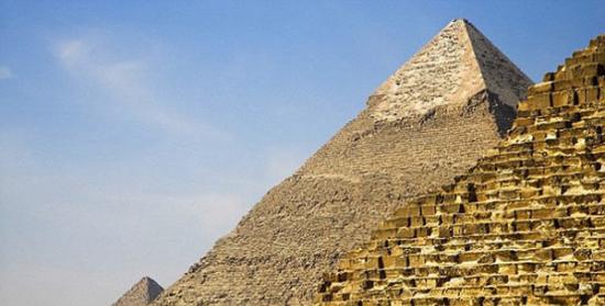 传统理论推算出的金字塔建造工程需要10万人