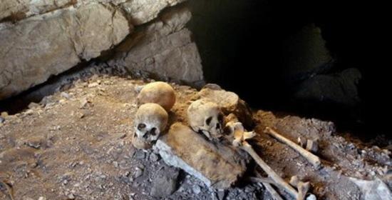 墨西哥塔毛利帕斯州La Sepultura洞穴中发现的人类尸骨，大约有30具尸体，他们的历史可追溯至两千多年前，可能是最早的美洲大陆居民
