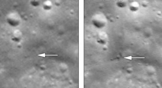 美国宇航局公布的照片，展示了一颗月球探测器的最后安息地，左图在撞击前拍摄，右图在撞击后拍摄