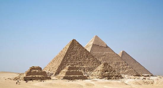 埃及金字塔是古埃及法老的陵墓，胡夫金字塔现高度为138米左右。
