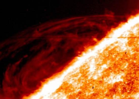 太阳天文台界面区成像光谱仪拍摄的太阳大气层日珥图片的精密细节挑战了科学家们理解这些事件的方式。