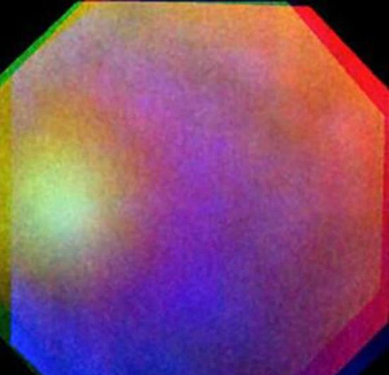 这张金星“荣光”伪色照片显示了紫外线、可见光和近红外波长。同心圆的中心是左边淡黄色的斑点，荣光延伸了至少1200千米。