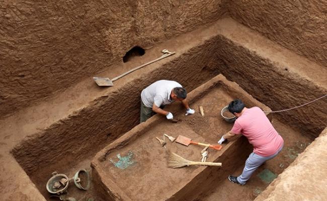 目前已进行清理和挖掘的21座长方形竖穴土坑墓葬中，20座发现有椁有棺。