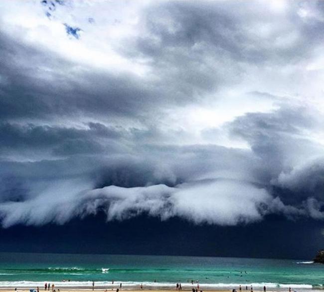 澳大利亚悉尼上空出现巨大雷雨云