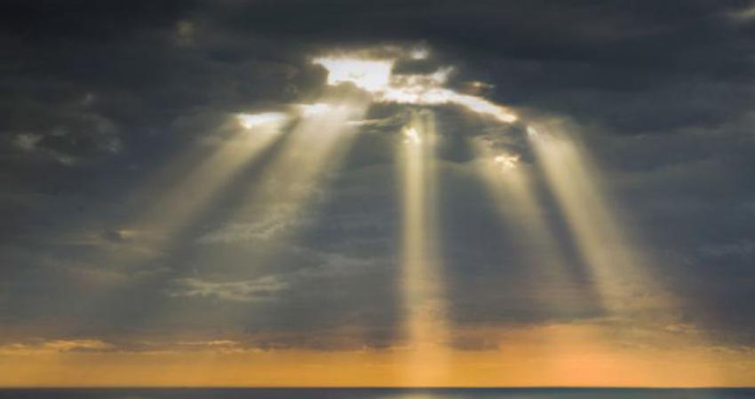 英国摄影师在苏塞克斯比奇角拍摄到天空放射金光的绝美画面
