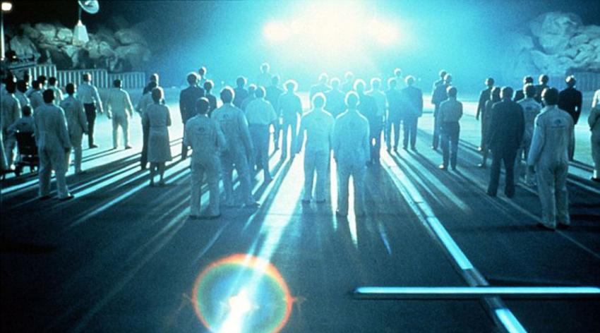 摄影师拍摄到的图片看上去像科幻电影《第三类接触》中外星人登陆地球的画面。