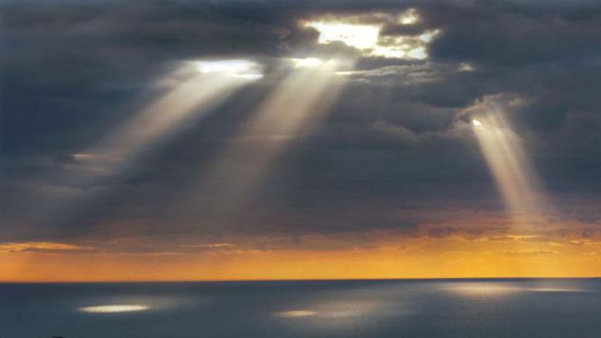 英国摄影师在苏塞克斯比奇角拍摄到天空放射金光的绝美画面