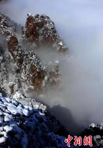 安徽黄山风景区大雪后出现罕见“佛光”景观