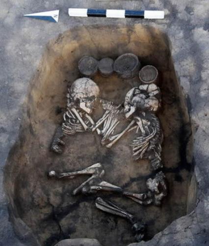 俄罗斯科学家在西伯利亚Staryi Tartas村庄挖掘到数十具合葬尸骨坟墓，这些合葬尸骨彼此面对面放置，也有陈放出性爱的姿式。