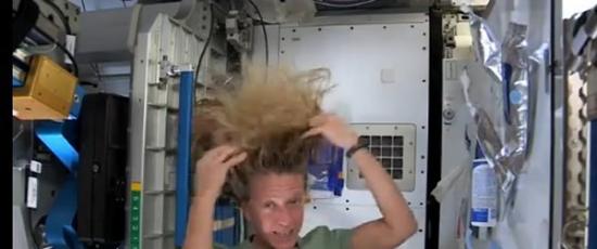 国际空间站女航天员演示在失重环境下洗头发