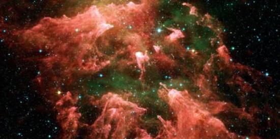 船底座星云中孕育恒星的区域――南天柱（South Pillar）。红外线望远镜“拨开”这片混沌的星云，像打开西瓜寻找种子一样，探索隐藏在厚厚的尘埃柱内部的原始恒