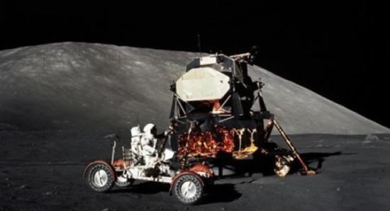 登月舱和驾驶着月球车的宇航员
