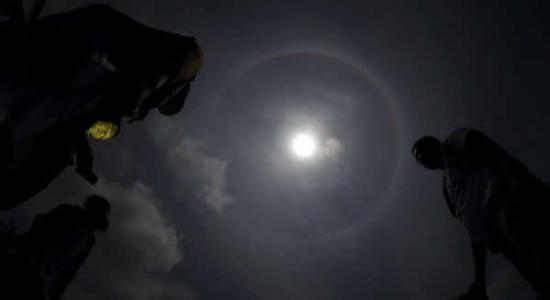 印尼民丹岛出现罕见月晕现象