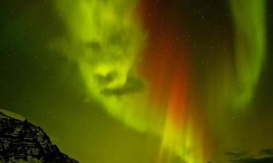 美国摄影师在冰岛拍摄到形状独特极光：似雄狮俯视世间